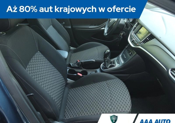 Opel Astra cena 53000 przebieg: 77026, rok produkcji 2017 z Dynów małe 277